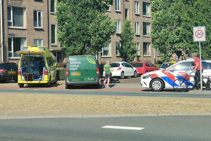 Scooterrijder en bestelbus botsen