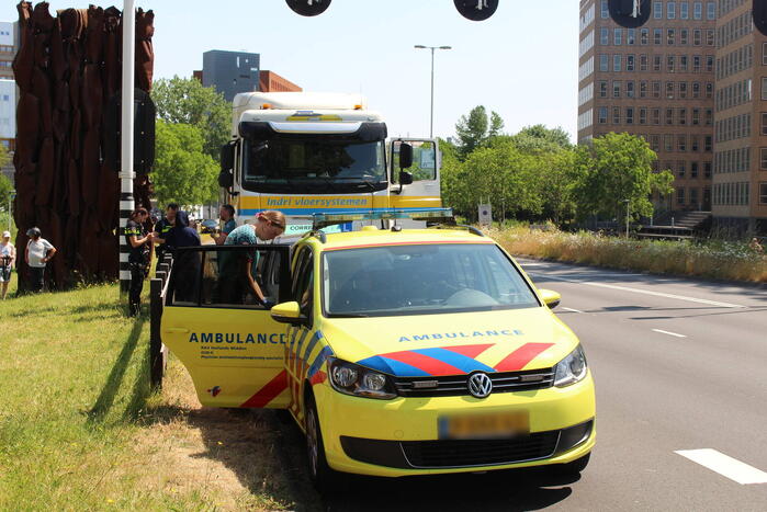 Vrachtwagen botst achter op lesauto