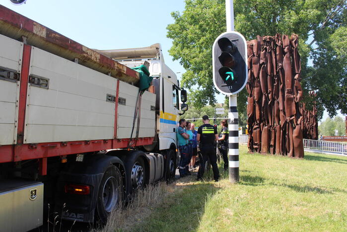 Vrachtwagen botst achter op lesauto