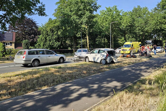 Ongeval tussen twee personenauto's en motor