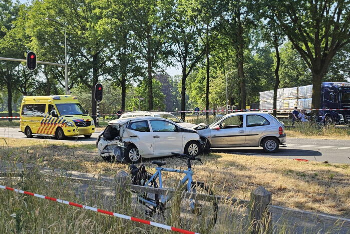 Ongeval tussen twee personenauto's en motor