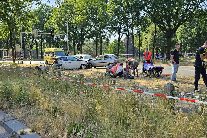 Ongeval tussen twee personenauto's en motor