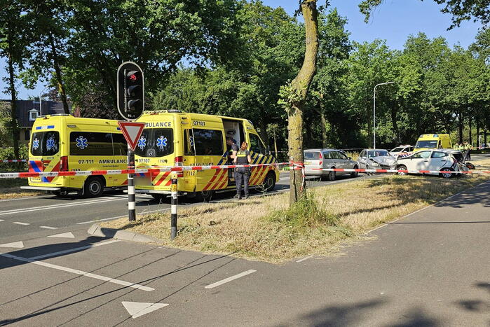 Ongeval tussen twee personenauto's en motor