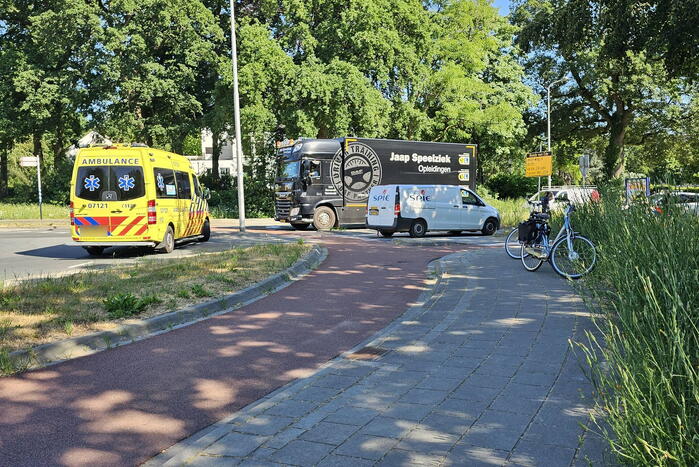 Fietser gewond bij aanrijding met bestelbus