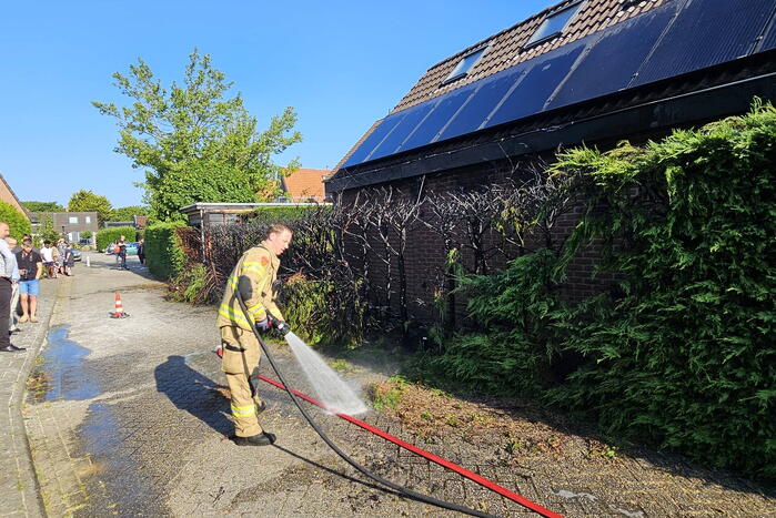 Brandende coniferenhaag snel geblust