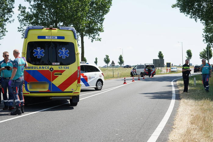 Bestuurder maakt ruimte voor ambulance en botst erop