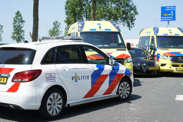 Bestuurder maakt ruimte voor ambulance en botst erop