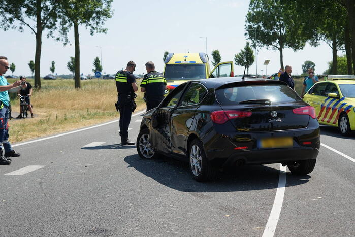 Bestuurder maakt ruimte voor ambulance en botst erop