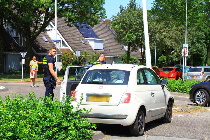 Automobilist ramt paal en lantaarnpaal bij rotonde