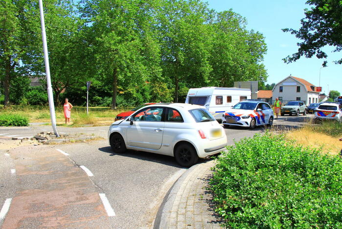 Automobilist ramt paal en lantaarnpaal bij rotonde