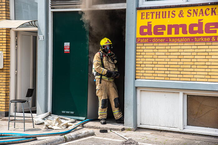 Hevige rookontwikkeling bij brand in snackbar