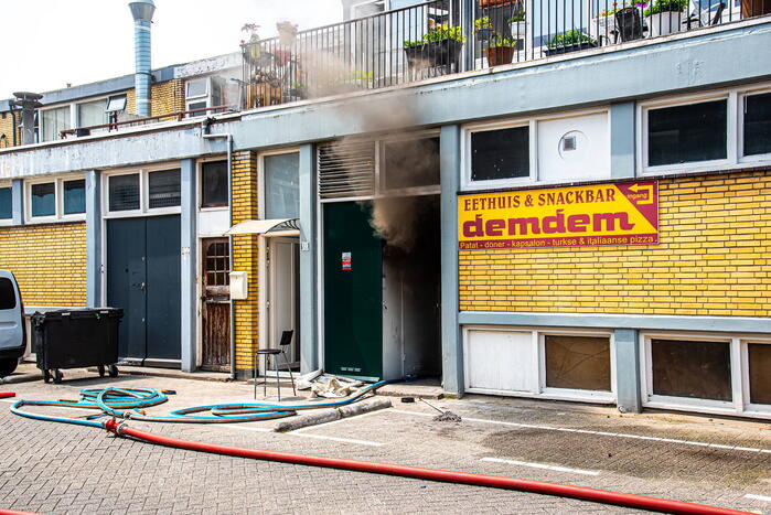 Hevige rookontwikkeling bij brand in snackbar