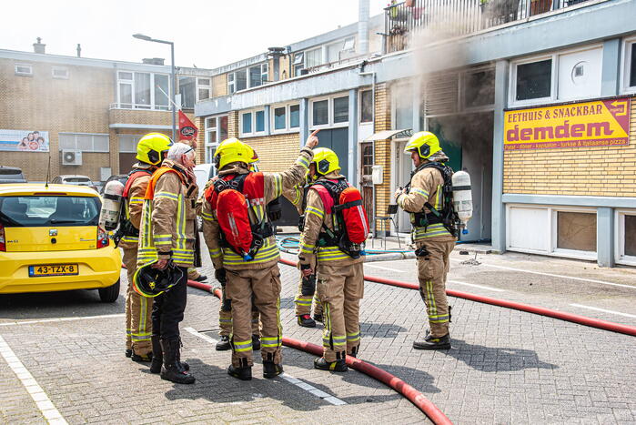 Hevige rookontwikkeling bij brand in snackbar