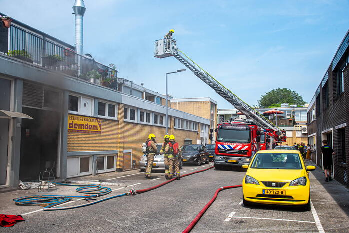 Hevige rookontwikkeling bij brand in snackbar