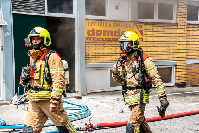 Hevige rookontwikkeling bij brand in snackbar