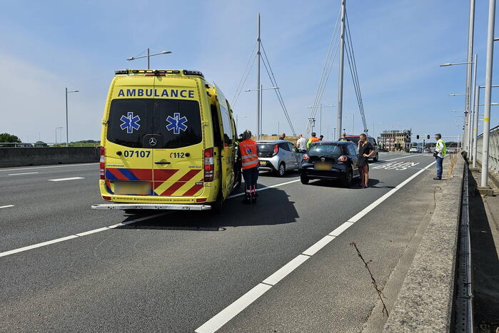 Gewonde bij botsing tussen drie voertuigen