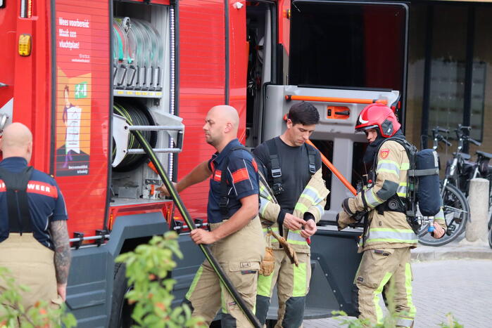 Gedumpt afval bij containers in brand