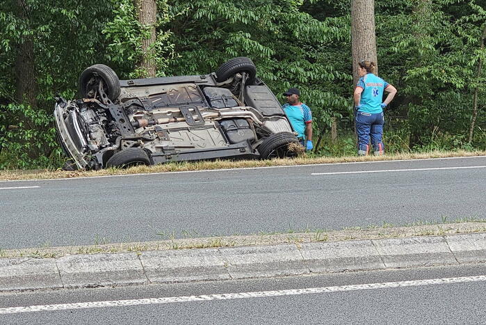 Auto belandt op de zijkant tegen boom