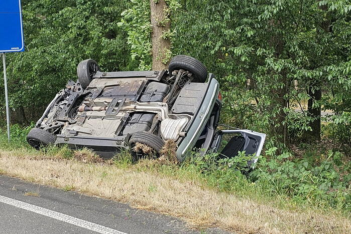 Auto belandt op de zijkant tegen boom