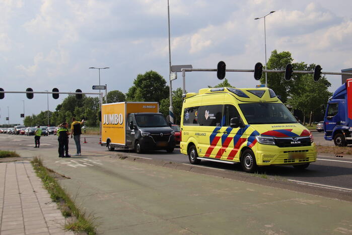 Fietser in botsing met bakwagen