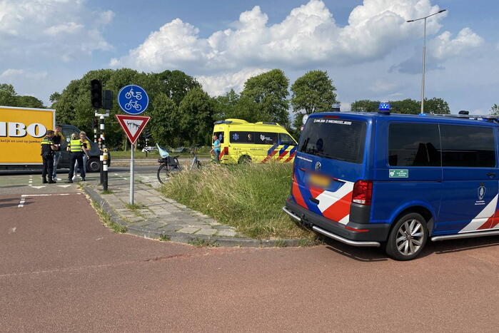 Fietser in botsing met bakwagen