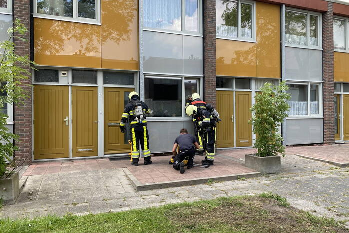 Rookmelder van de buren waarschuwt voor woningbrand