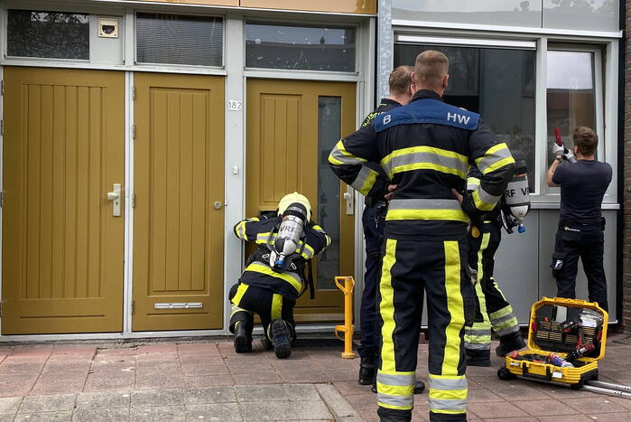 Rookmelder van de buren waarschuwt voor woningbrand