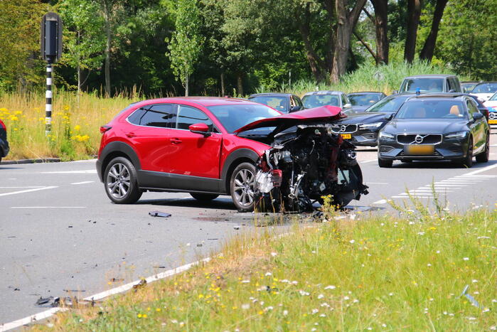 Auto op kop na botsing op kruising