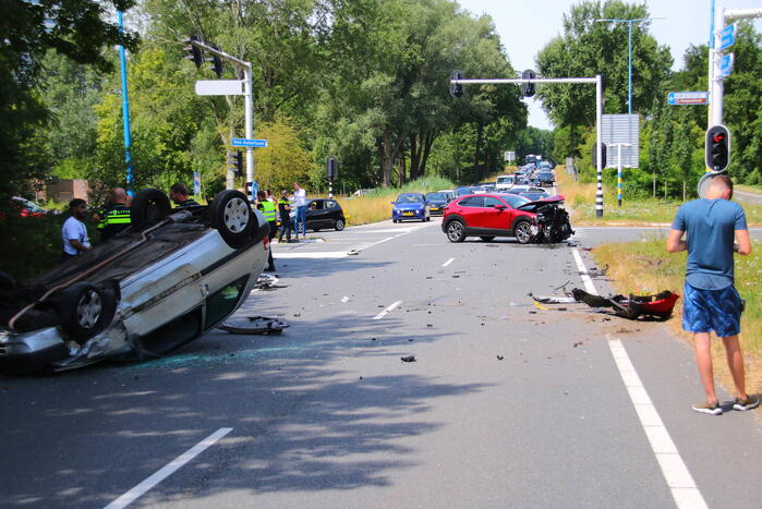 Auto op kop na botsing op kruising