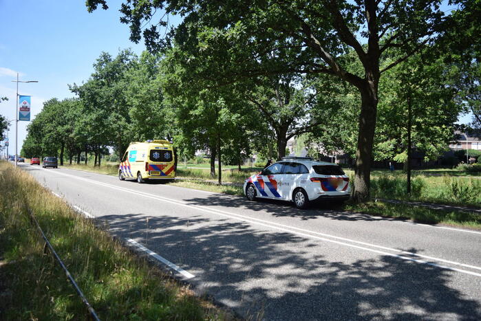 Twee fietsers botsen op fietspad