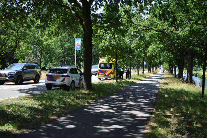 Twee fietsers botsen op fietspad