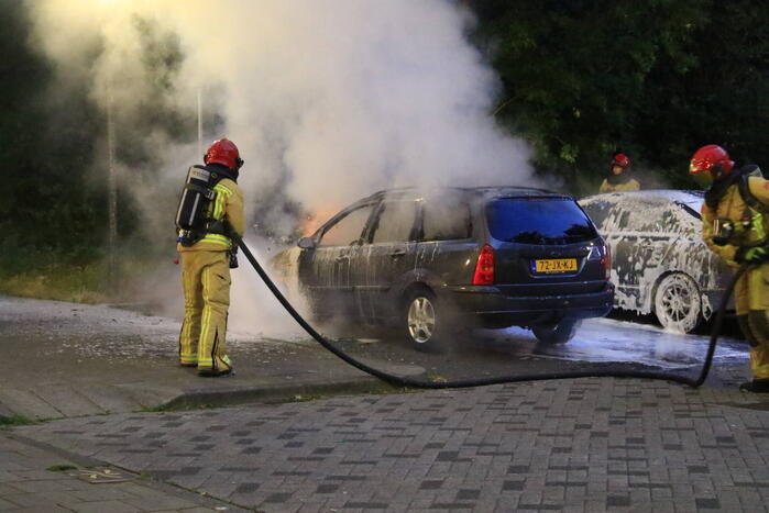 Personenauto door brand verwoest