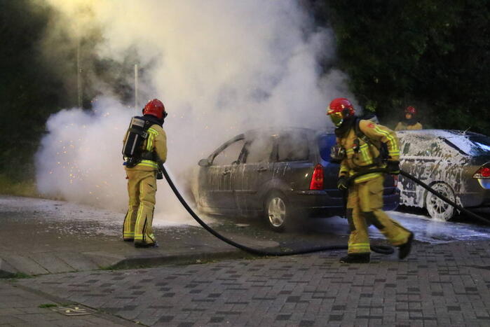 Personenauto door brand verwoest