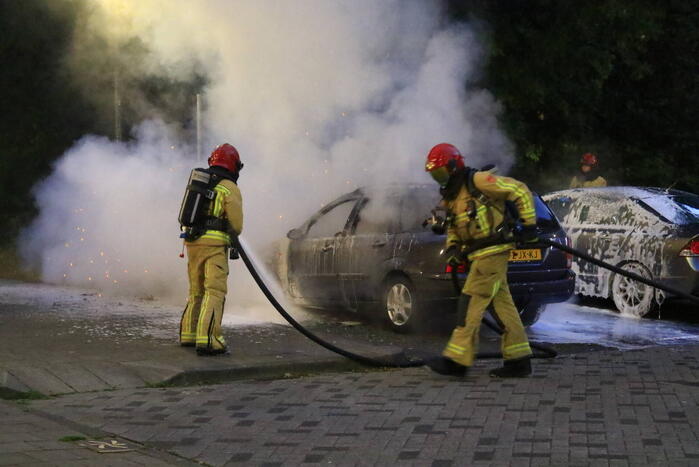 Personenauto door brand verwoest