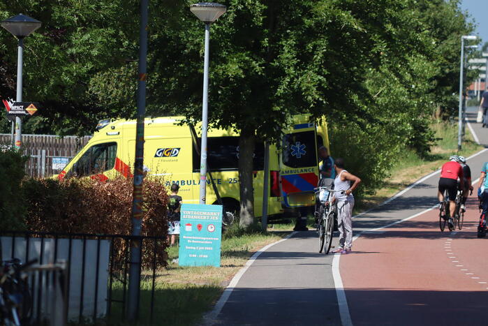 Scooterrijder en fietser botsen op fietspad