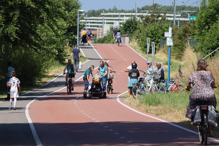 Scooterrijder en fietser botsen op fietspad