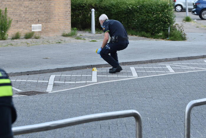 Man rijdt naar ziekenhuis na te zijn beschoten