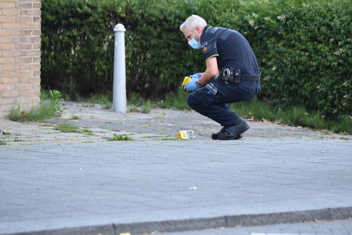 Man rijdt naar ziekenhuis na te zijn beschoten