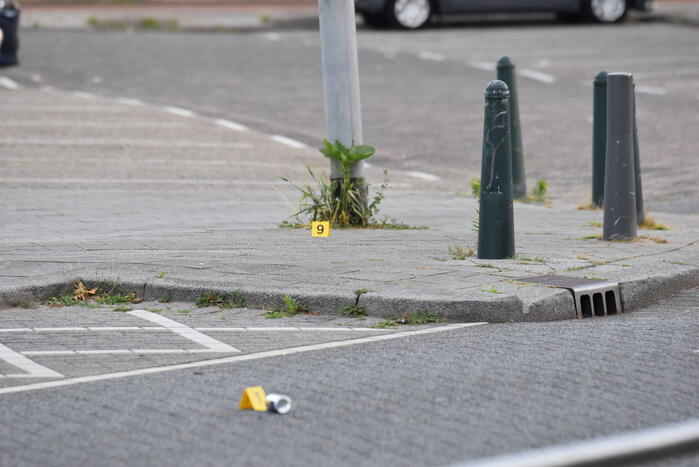 Man rijdt naar ziekenhuis na te zijn beschoten