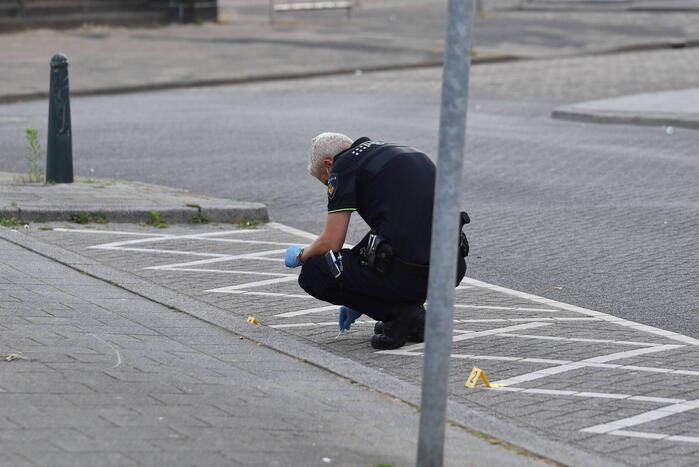 Man rijdt naar ziekenhuis na te zijn beschoten