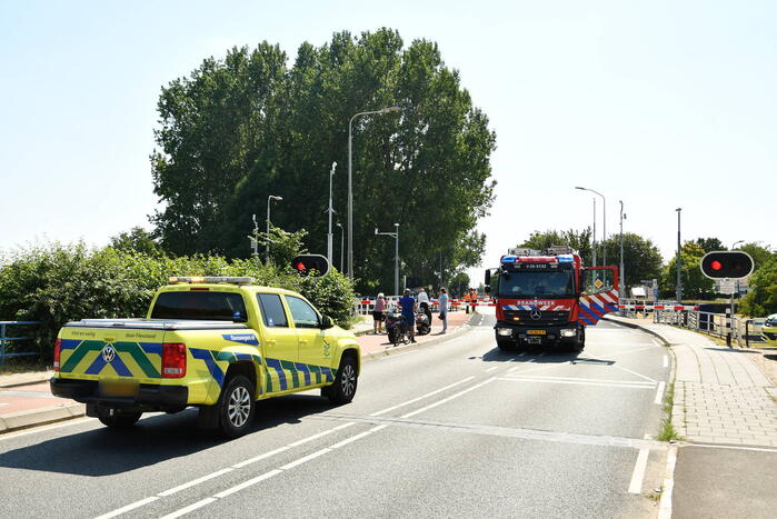 Brug in storing door hitte, brandweer ingezet om te koelen