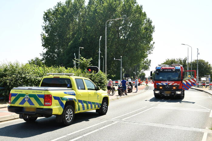 Brug in storing door hitte, brandweer ingezet om te koelen