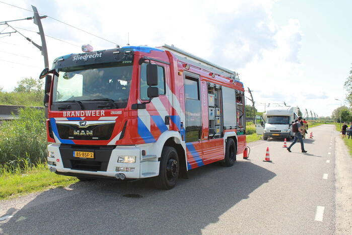 Camper vat vlam tijdens het rijden