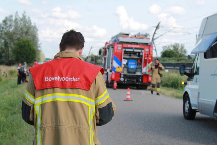 Camper vat vlam tijdens het rijden