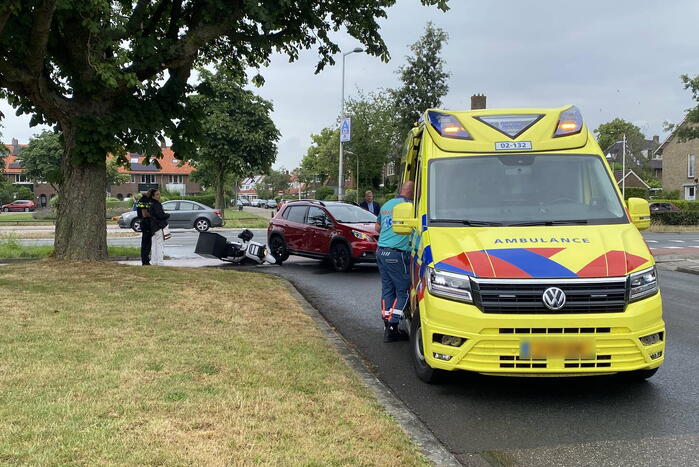 Automobilist en bezorger in botsing op kruising