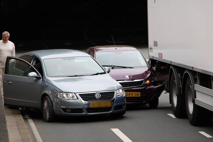 Twee auto's en vrachtwagen betrokken bij ongeval