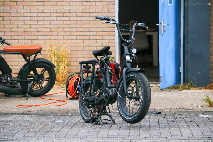 Elektrische scooter van bezorgdienst vat vlam