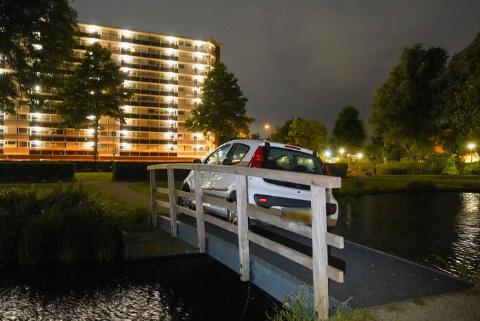 Auto vast op voetgangersbrug