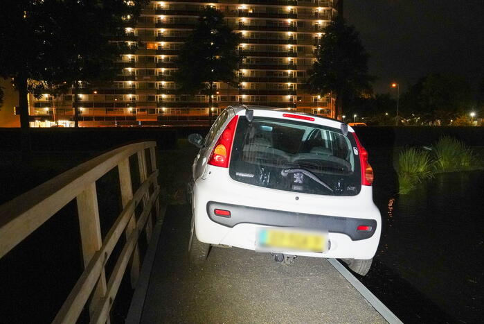 Auto vast op voetgangersbrug