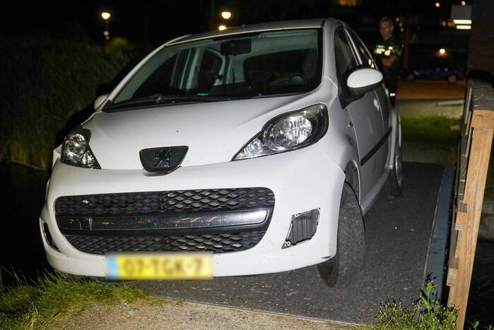 Auto vast op voetgangersbrug